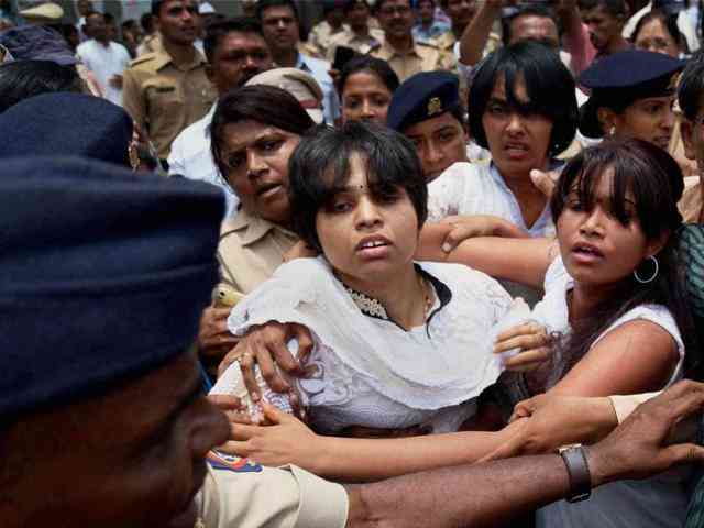 Women who tried to sneak into Aiyappa temple at Sabarimalah - Satya Hindi