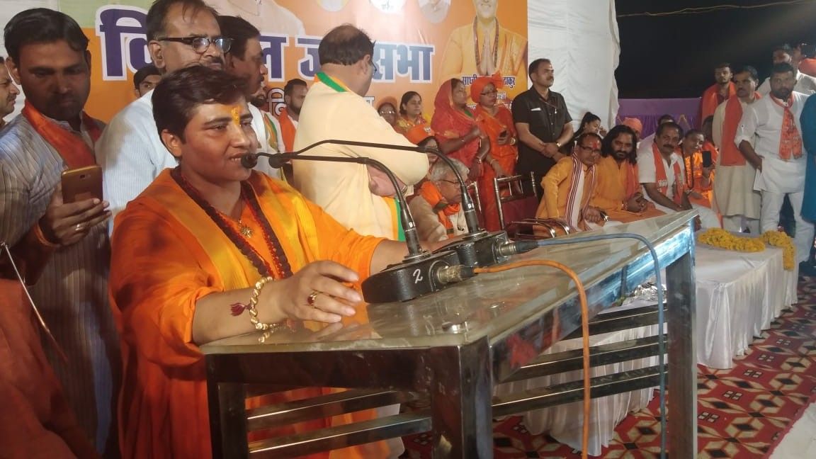 चुनाव प्रचार के दौरान आख़िर विवादों में क्यों हैं साध्वी प्रज्ञा ठाकुर?