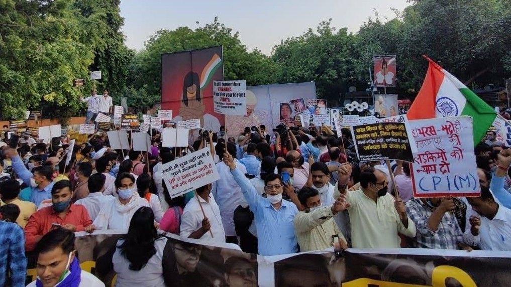 बलात्कारियों को बचाती है हमारी क़ानून व्यवस्था!