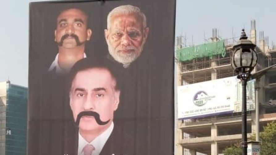 पाकिस्तान: बुरे फंसे अयाज़, लगे ‘मोदी का यार’ वाले पोस्टर