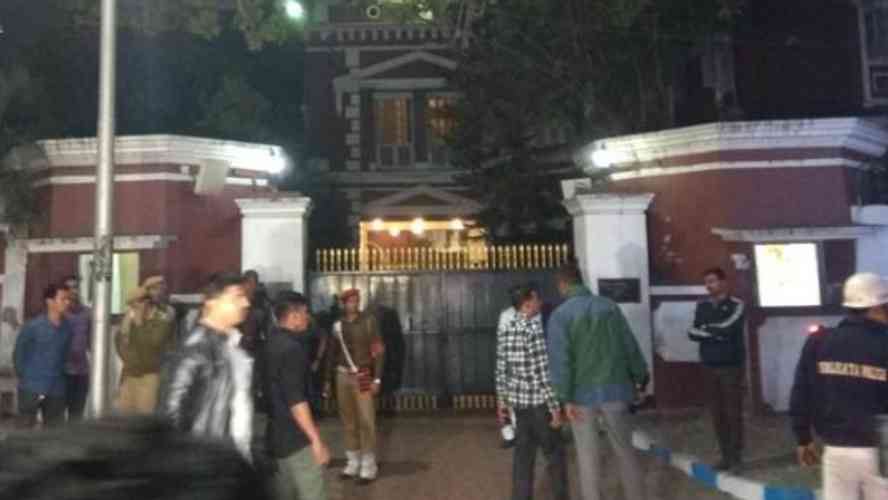 पुलिस प्रमुख से पूछताछ करने कोलकाता गई सीबीआई टीम हिरासत में, रिहा