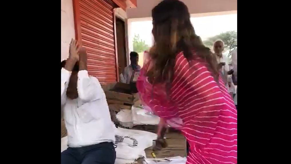 हिसार: टिक-टॉक स्टार और बीजेपी नेता सोनाली फोगाट ने सरकारी अफ़सर को सैंडल से पीटा