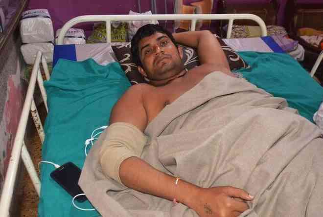 UP police caught badly after death of vivek tiwari in lucknow - Satya Hindi