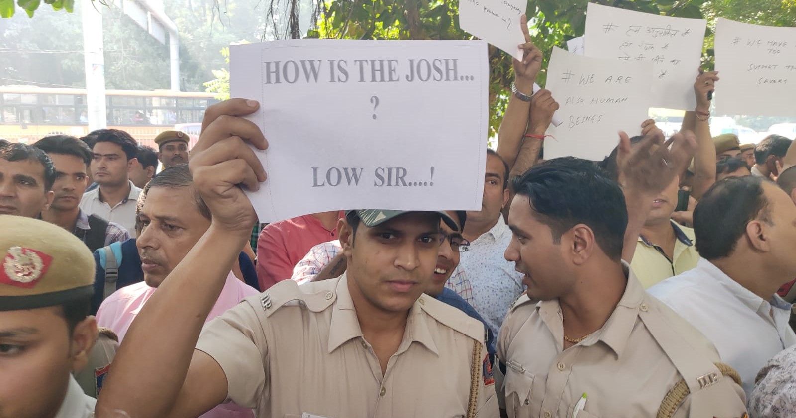 Police personnel protest outside Police Head Quarters in Delhi - Satya Hindi