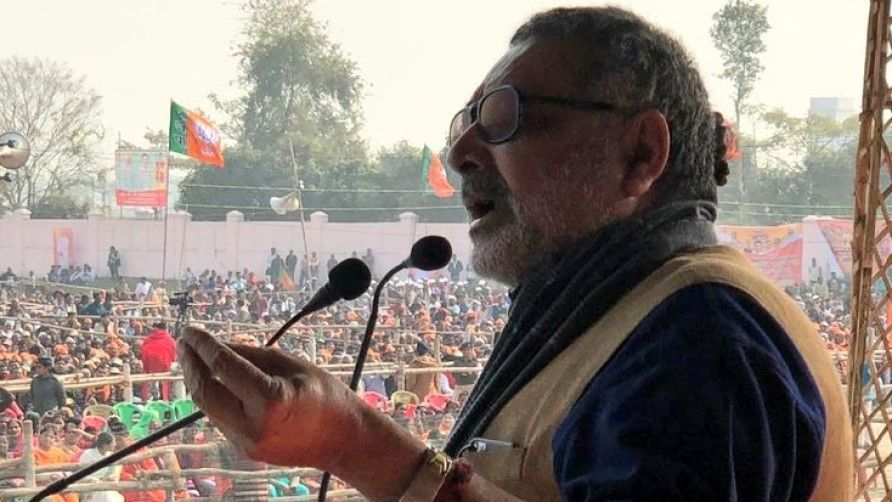 दिल्ली में लोगों को पैसे बांट रहे हैं गिरिराज सिंह: आम आदमी पार्टी