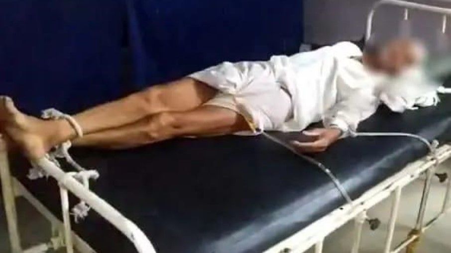 अस्पताल में मरीज़ से क्रूरता! पैसे नहीं चुकाए तो वृद्ध को बेड से बांधा