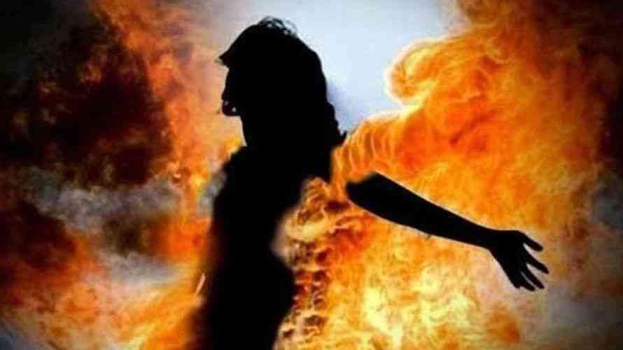 एक और&nbsp;उन्नाव: अब रेप पीड़िता ने पुलिस के सामने लगाई आग, हालत गंभीर