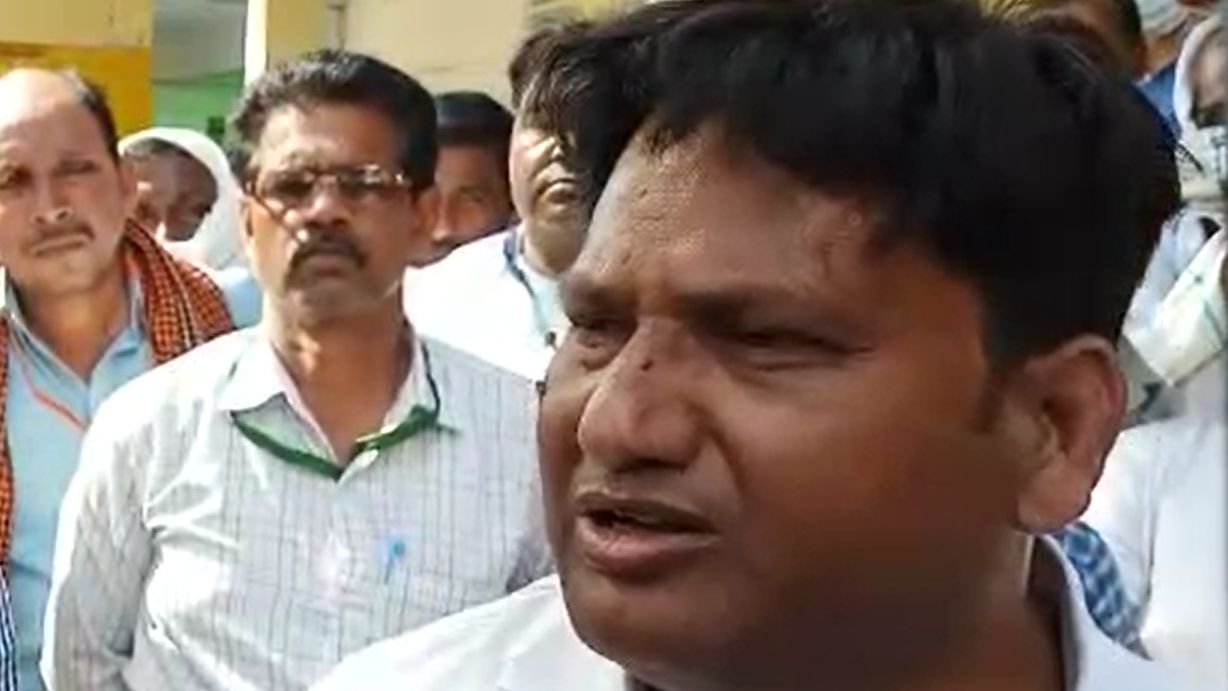 Tehsildar Arvind Kumar alleged that MP Subrat Pathak beat him - Satya Hindi
