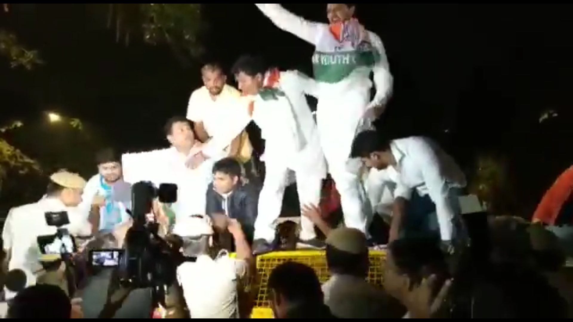 गाँधी परिवार से एसपीजी सुरक्षा हटाने पर गृह मंत्री के आवास के बाहर प्रदर्शन