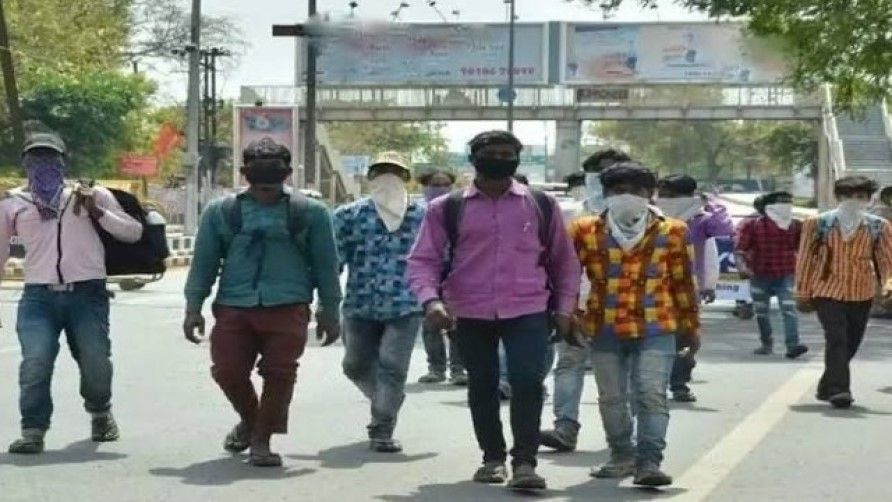 सूरत में फिर सड़क पर उतरे प्रवासी मजदूर, घर भेजने की मांग