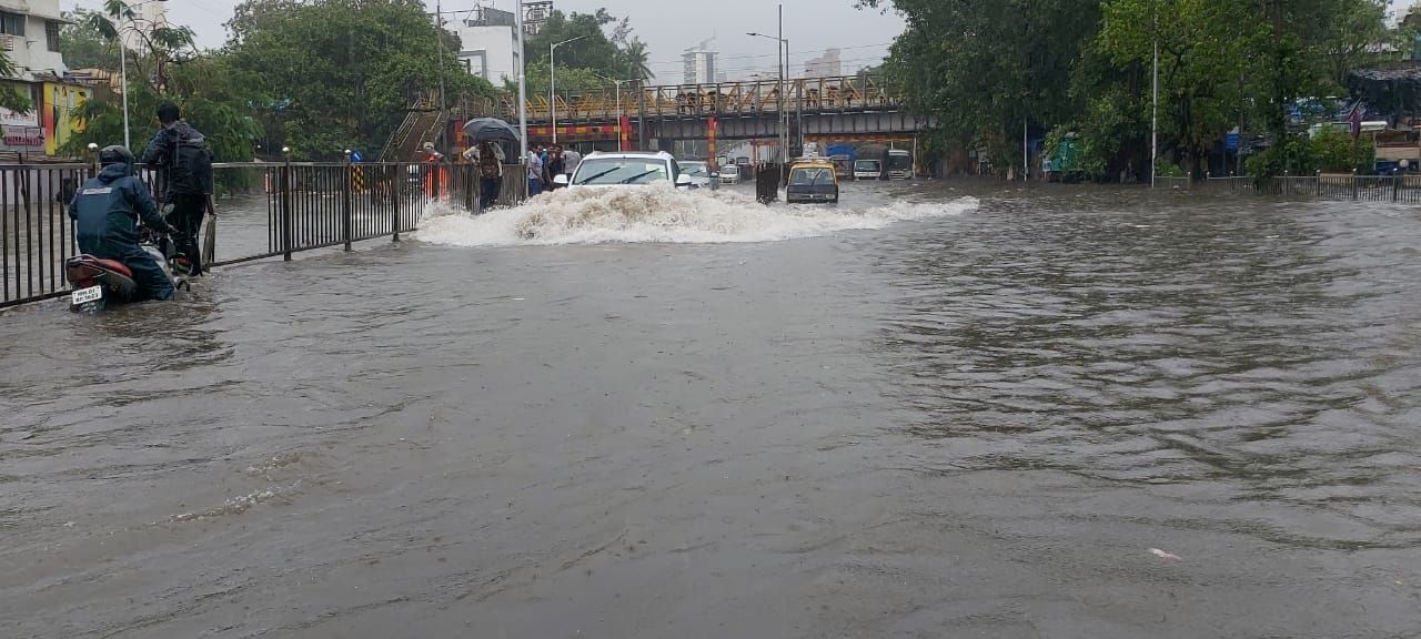 mumbai received heavy rain, waterlogging and train services affected - Satya Hindi