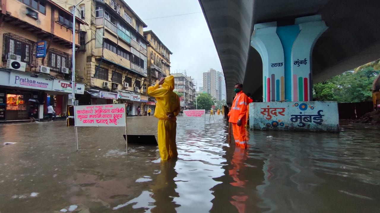 mumbai received heavy rain, waterlogging and train services affected - Satya Hindi