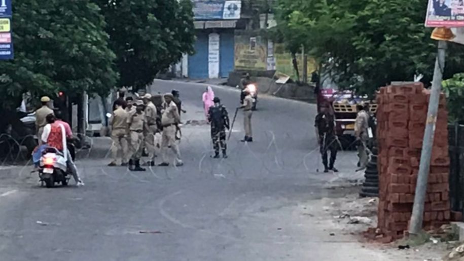 370: 42 दिन बाद भी कम क्यों नहीं हुआ गिरफ़्तारी का ख़ौफ़