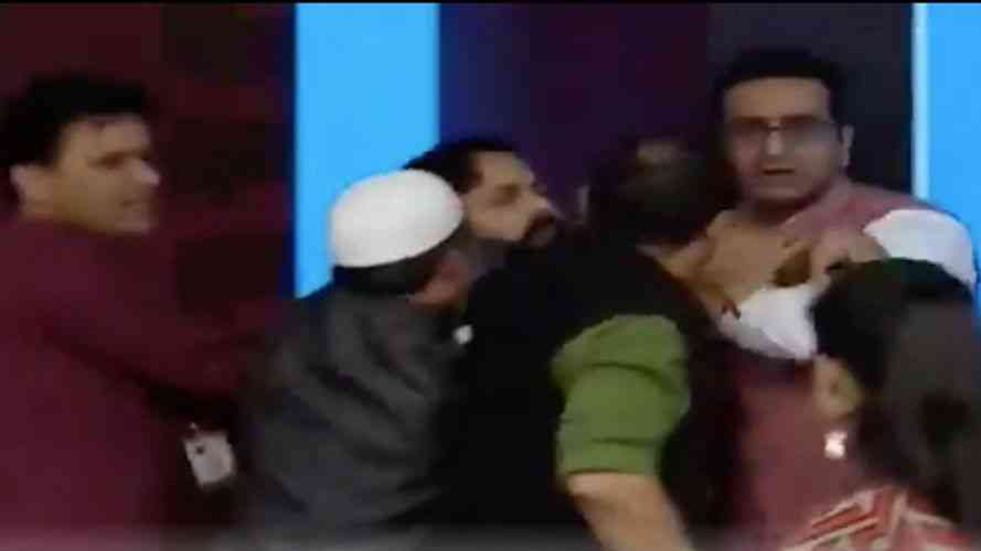 टीवी डिबेट में पहले गालियाँ, अब मुक़्क़े, कल गोलियाँ चलेंगी