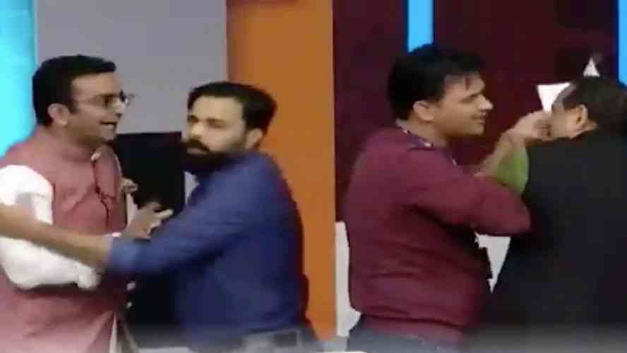 TV Debate  Gaurav Bhatia Anurag Bhadauria fight assault - Satya Hindi