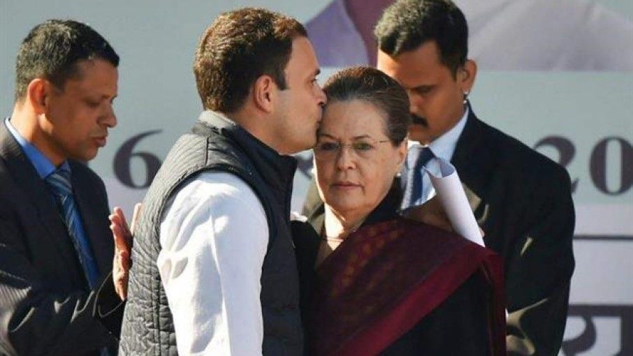 अध्यक्ष चुनने वाली बैठकें छोड़कर क्यों चले गए राहुल-सोनिया?