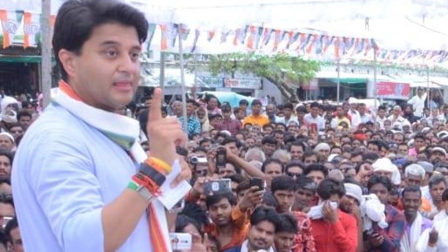 पार्टी छोड़ने वाले सिंधिया और उनके राजघराने को गद्दार क्यों बता रहे कांग्रेस नेता?&nbsp;