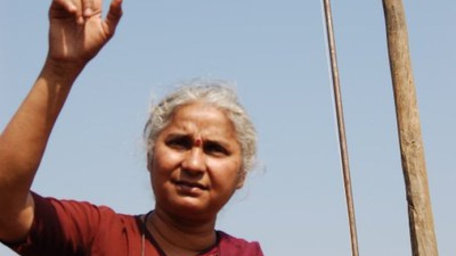 एक्टिविस्ट मेधा पाटकर को दिल्ली में किस मामले में गिरफ्तार किया गया