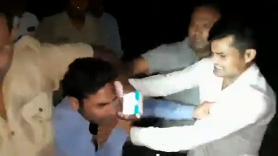यूपी में पत्रकार को पुलिस ने पीटा, मुँह में पेशाब करने का आरोप