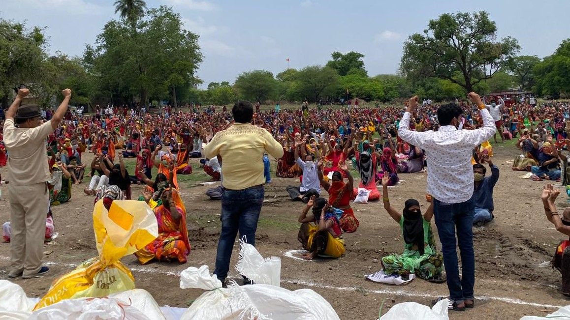 केंद्रीय मंत्री तोमर के बर्थडे पर कोरोना हाॅट स्पाॅट इंदौर में जुटी भीड़, लूटा राशन