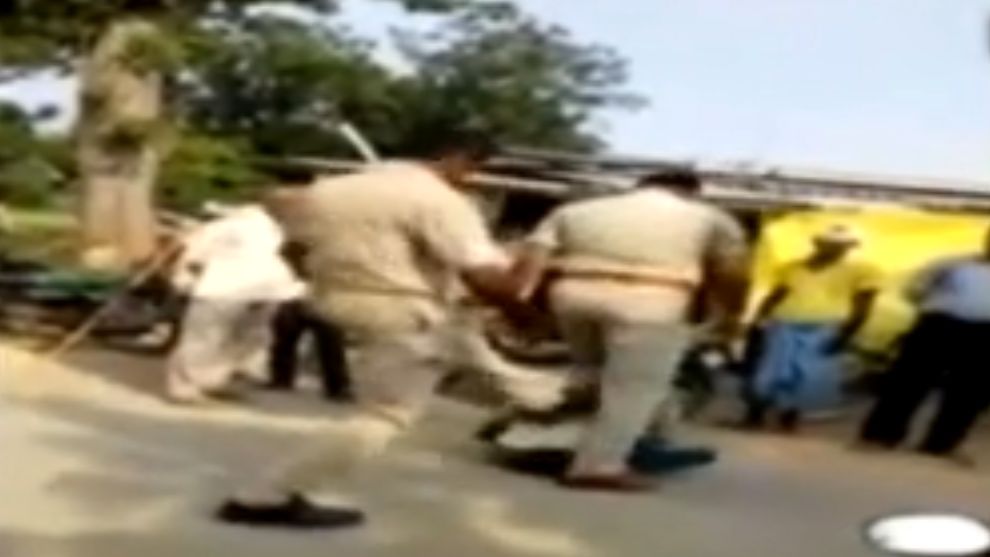 यूपी पुलिस का बर्बर चेहरा, बच्चे के सामने सड़क पर पिटाई, दो पुलिस कर्मी निलंबित