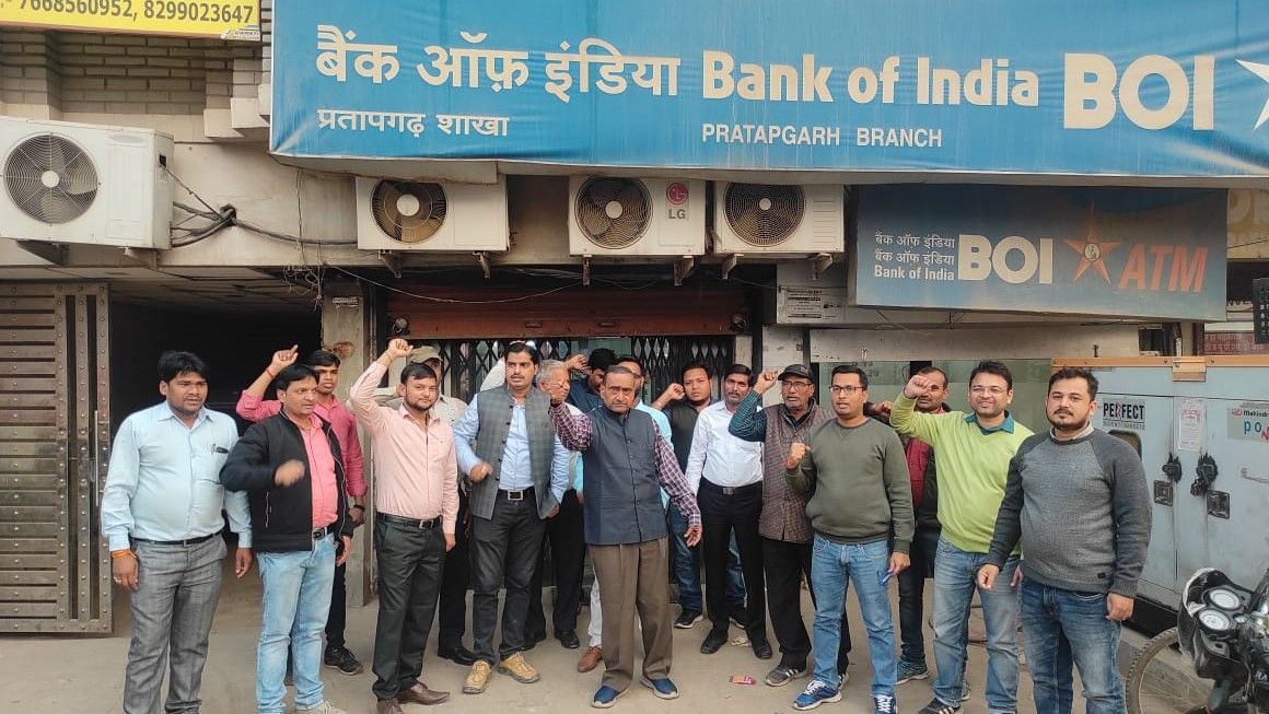Bank employees on strike 2021 against privatization - Satya Hindi