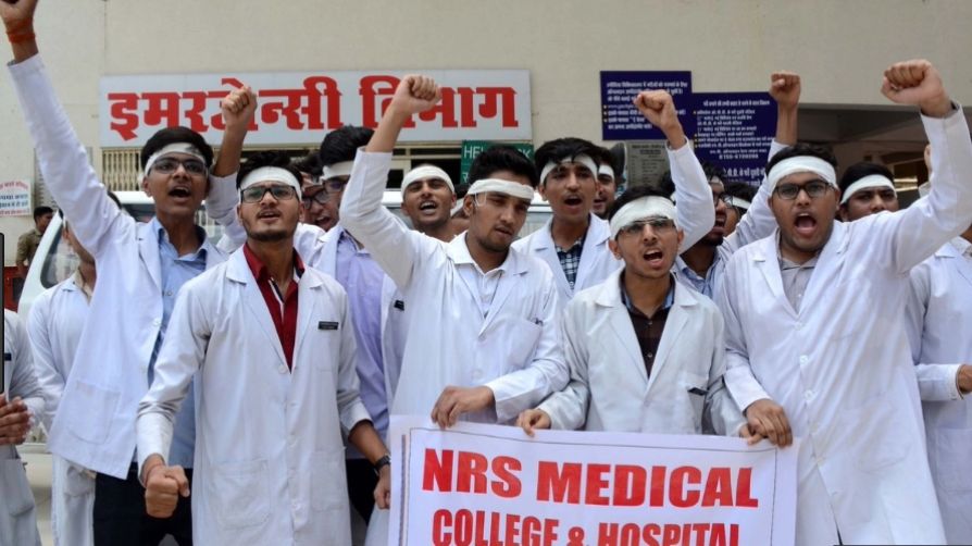 बंगाल की घटना को सांप्रदायिक रंग देने की कोशिश, मृतक के परिजन बोले
