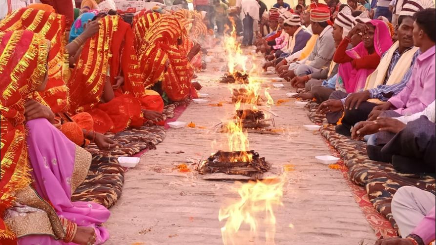 क्यों नहीं महसूस होती समाज के सड़ते जाने की दुर्गंध?