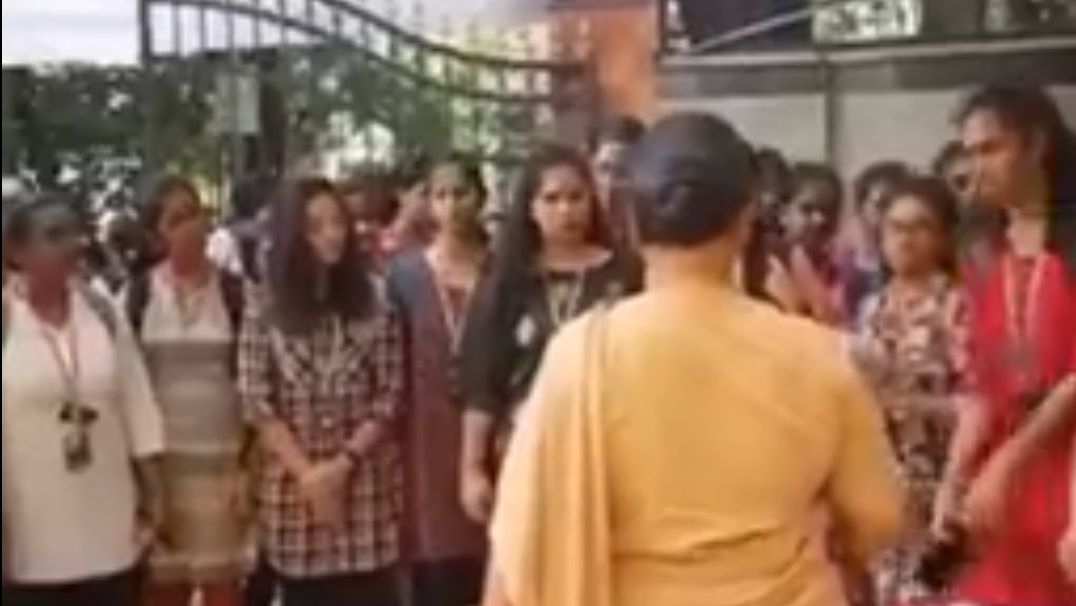 अज़ब हाल: कॉलेज में प्रवेश से पहले कुर्तियों की लंबाई की हो रही जाँच