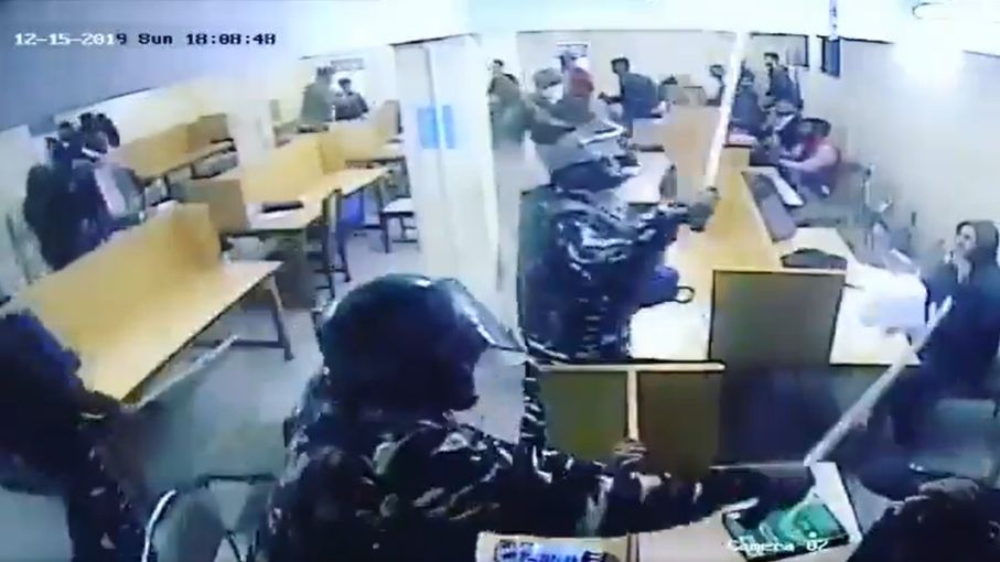जामिया: दिल्ली पुलिस का एक और 'झूठ'- छात्रों को पीटने नहीं, बचाने गई थी