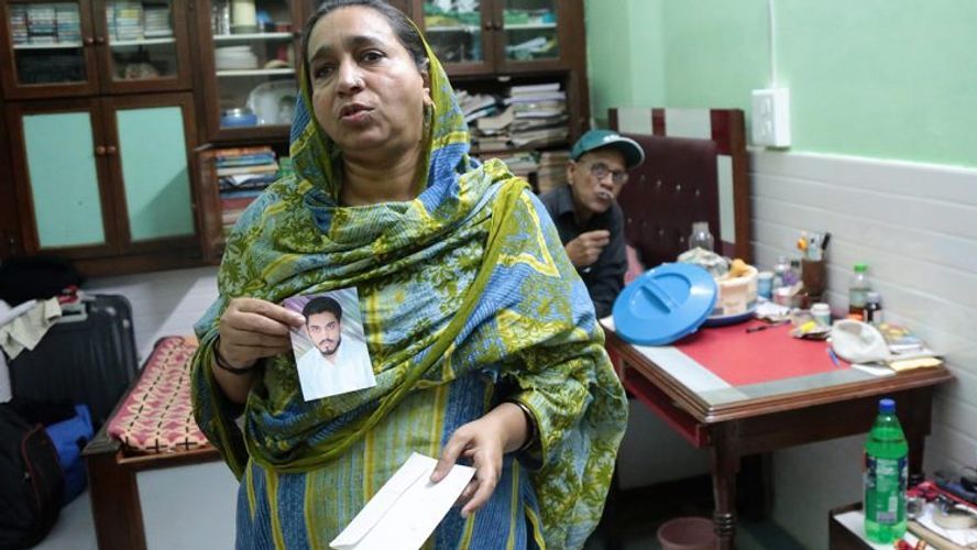 जेएनयू के लापता छात्र की माँ ने मोदी से पूछा सवाल, 'भक्तों' ने बेटे को कहा आतंकवादी