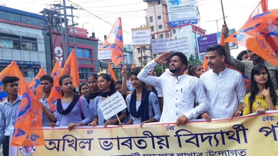 एनआरसी के प्रकाशन के ख़िलाफ़ उतरे हिंदू संगठन, लोगों में ख़ौफ़