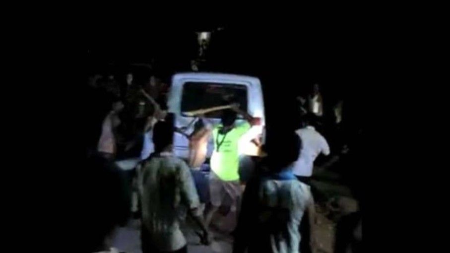 पालघर: बीजेपी सरपंच, एनसीपी नेता और पुलिस भी क्यों नहीं बचा पाई साधुओं को?