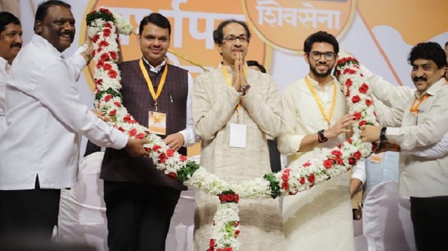 शिवसेना की नज़रें सीएम की कुर्सी पर, बीजेपी संग कुश्ती जारी