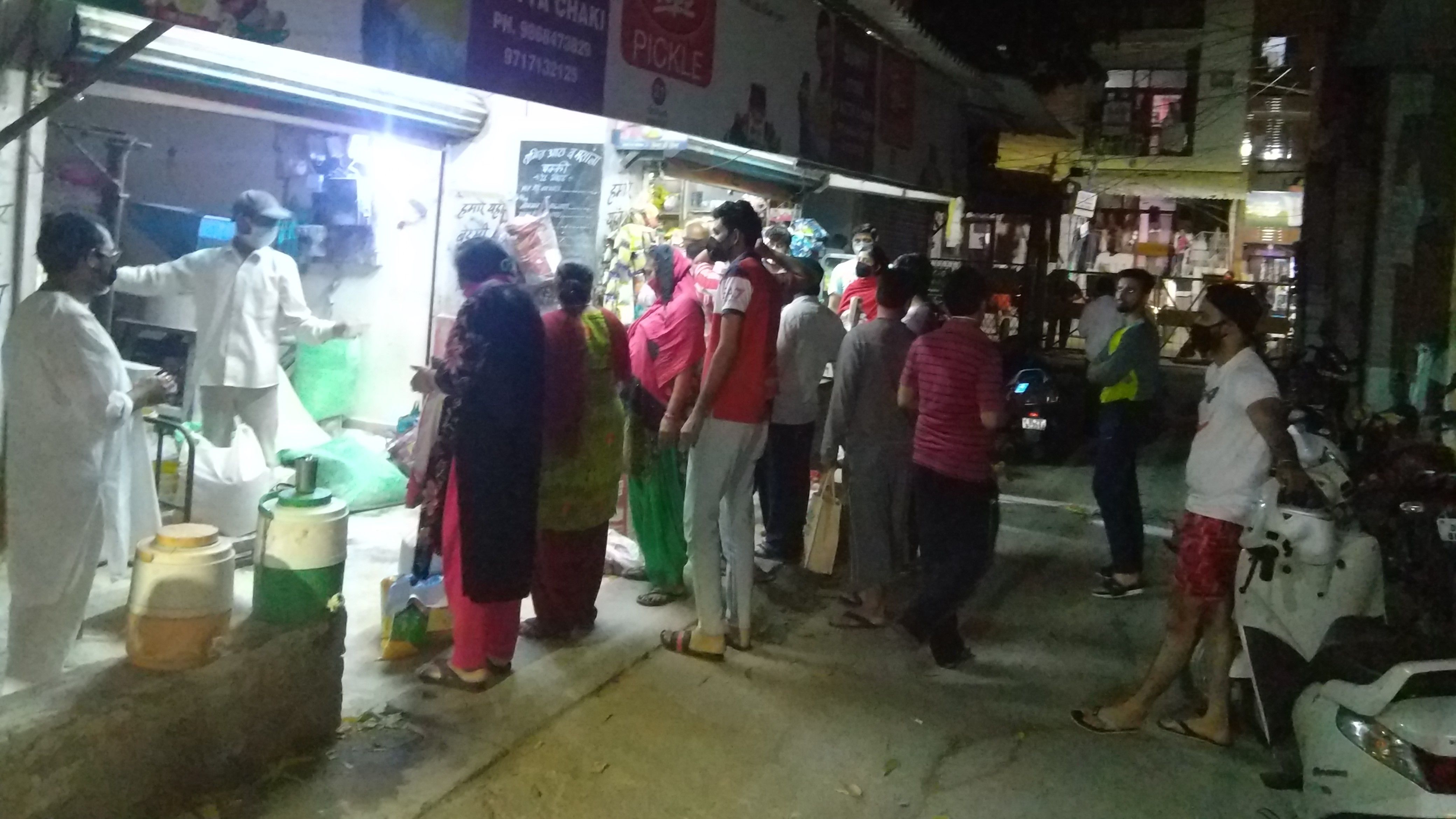 Coronavirus outbreak Heavy crowd at shops in Delhi-Noida after complete lockdown announcement - Satya Hindi