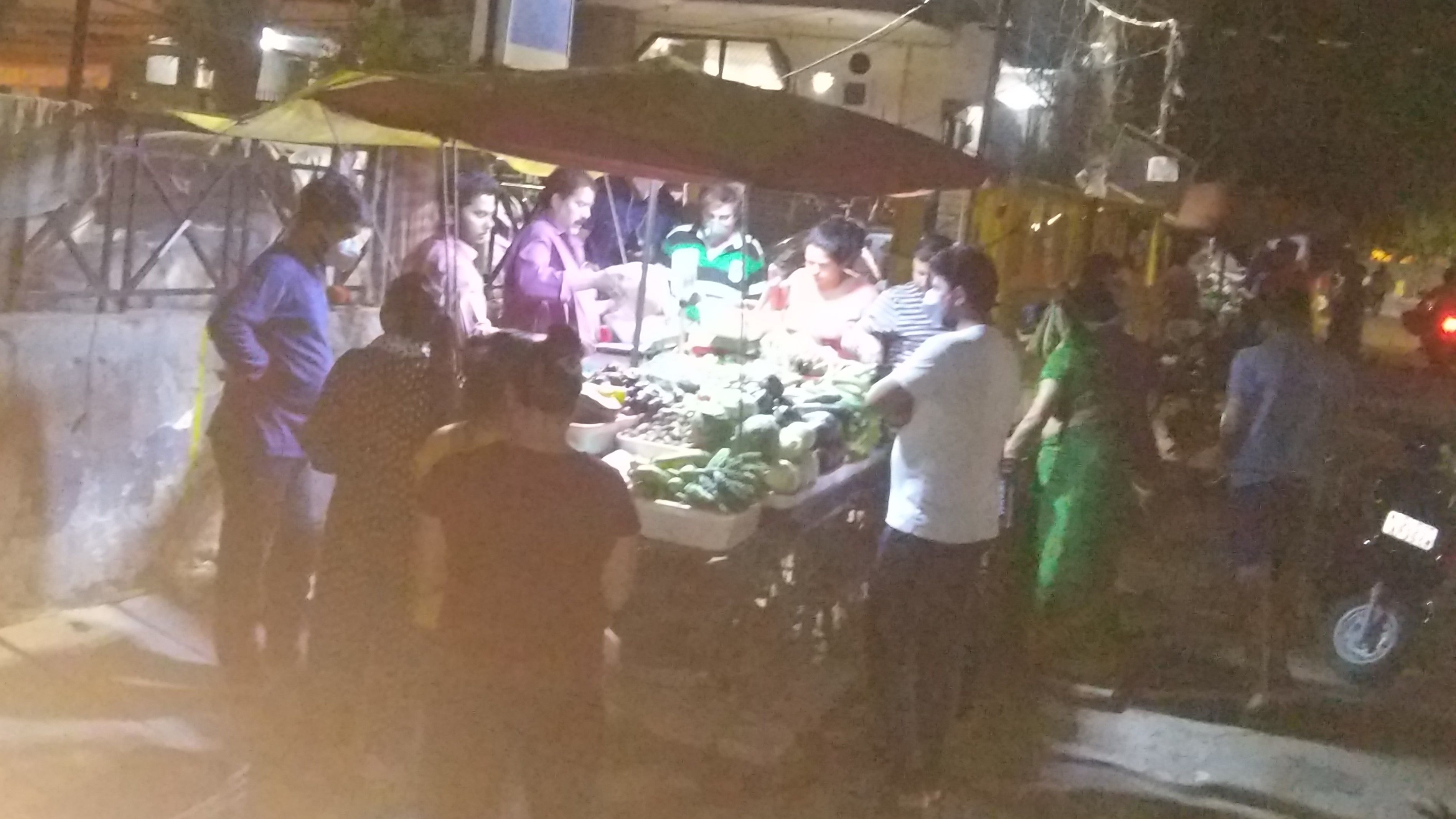 Coronavirus outbreak Heavy crowd at shops in Delhi-Noida after complete lockdown announcement - Satya Hindi