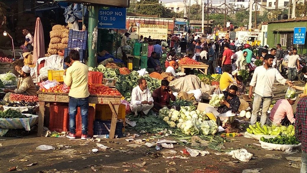 Coronavirus in India huge crowd on vegetables fruit market - Satya Hindi