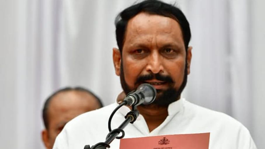 विधानसभा में पोर्न देखने वाले सावदी क्यों बने उपमुख्यमंत्री?