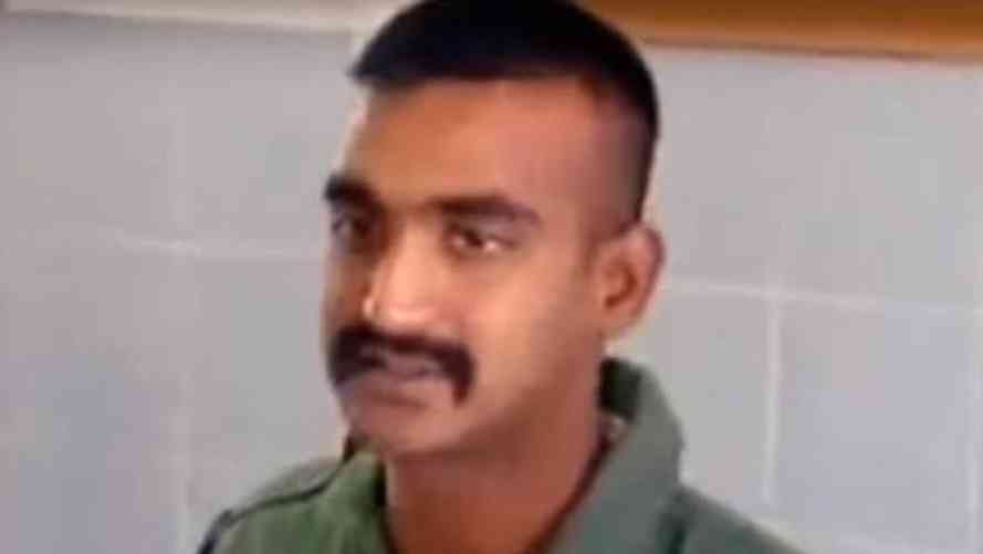 अभिनंदन के माता-पिता का फ़्लाइट में हुआ तालियों से अभिनंदन