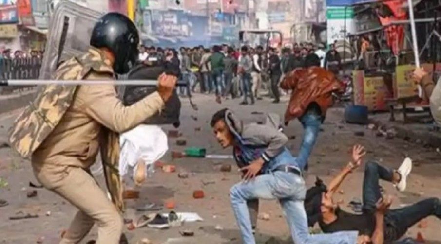 बर्बरता करने वाले पुलिसकर्मियों की पीठ क्यों थपथपा रहे हैं प्रधानमंत्री?