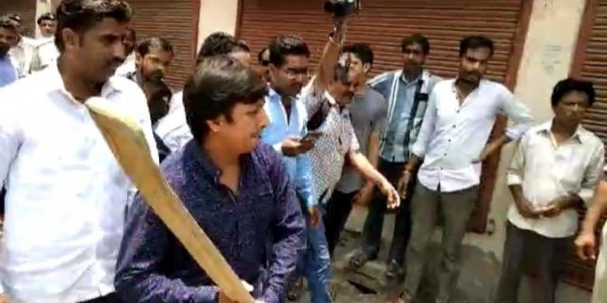लोकतंत्र के दुश्मन हैं विचारधारा से पैदल और चापलूस नेता