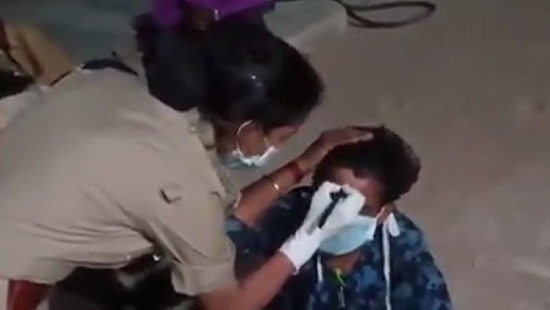 कोरोना: शर्मनाक हरकत, महिला सब इंस्पेक्टर ने मजदूर के माथे पर लिखा- ‘मुझसे दूर रहना’