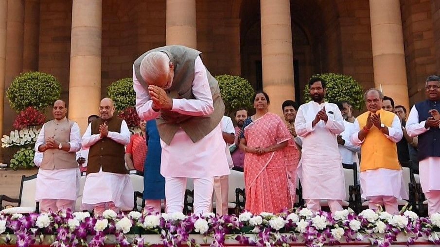 ग़रीबी के ख़िलाफ़ लड़ने वाले एक योद्धा की छवि से जीते मोदी